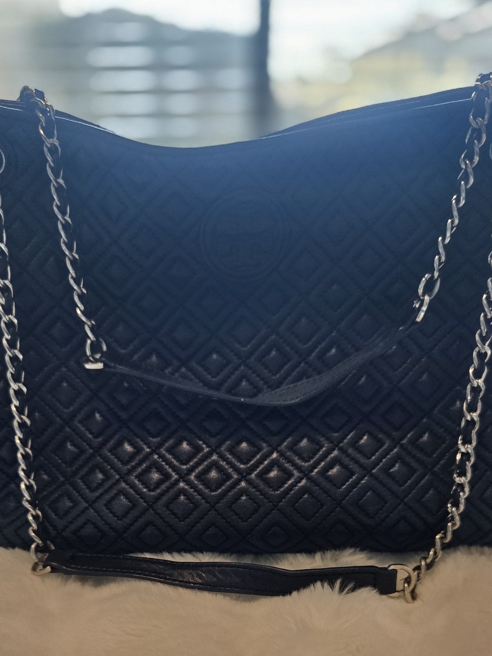 Tory Burch Black Quilted Leather Shoulder Bag with Logo Medallion - Picture 2 of 14